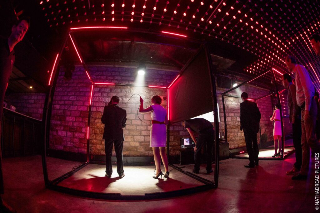 Utilisation de la réalité virtuelle dans un événement immersif en 2025.