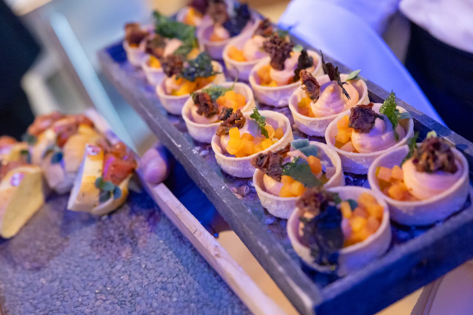 Mignardises et bouchées, traiteur cocktail UCB à Bulle, Moon Suisse