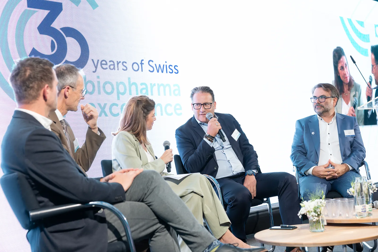 Table ronde sur scène, jubilé 30 ans UCB à Bulle, Moon Suisse