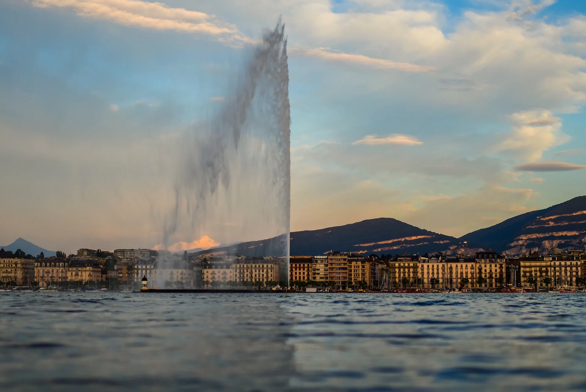 Jet d'eau et rade de Genève, agence Moon à Genève, Moon Suisse